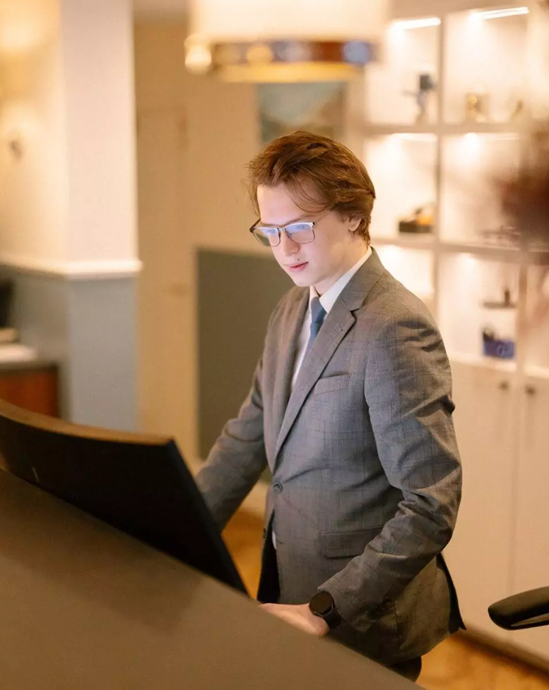 Receptionist controleert een groepsaanvraag
